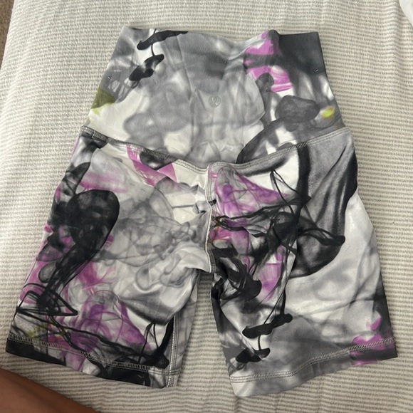 Lululemon unicorn tears align shorts. Worn once great condition - Picture 2 of 4